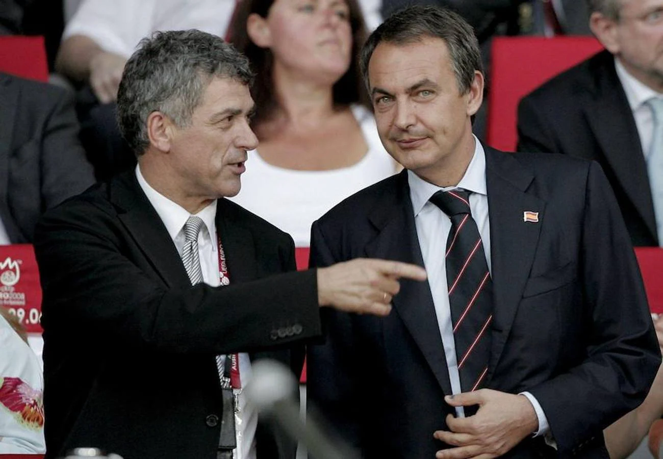El expresidente del Gobierno José Luis Rodríguez Zapatero conversa con Villar antes del comienzo de la final de la Eurocopa 08 entre Alemania y España, en el estadio estadio Ernst Happel de Viena.