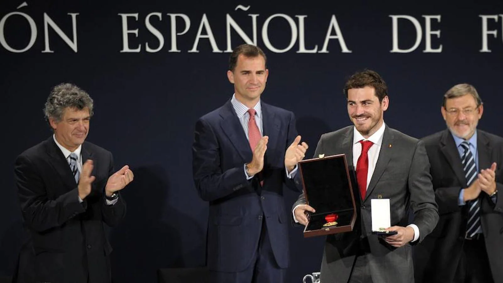 El guardameto Iker Casillas sostiene la medalla de oro al mérito deportivo en julio de 2011; bajo la atenta mirada de Villar, Don Felipe —entonces Príncipe de Asturias— y Jamie Lissavetzky.