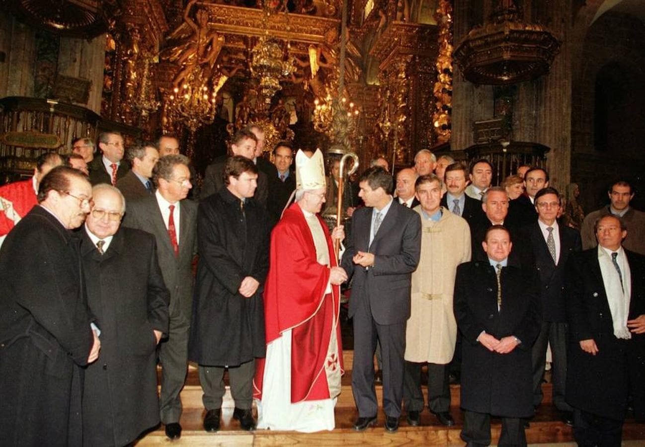 El arzobispo de Santiago, Julián Barrio Barrio, con la junta directiva de la FEF, presidida por Villar (dando la mano al eclesiástico), en la Catedral de Santiago de Compostela en febrero de 1989.