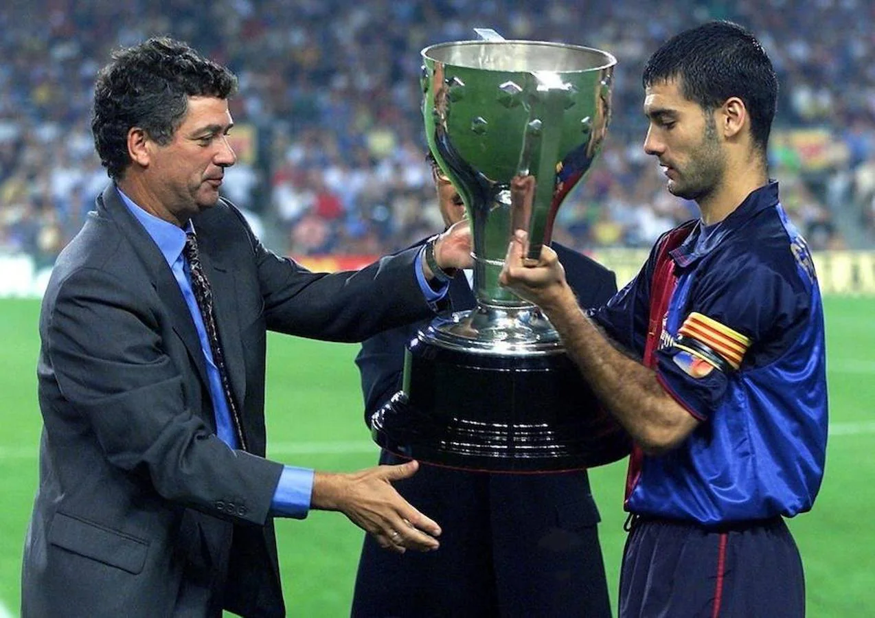 Villar entrega al excapitán del F.C Barcelona, Josep Guardiola, la Copa que acredita al club catalán como campeón de Liga de la temporada 1998-1999.