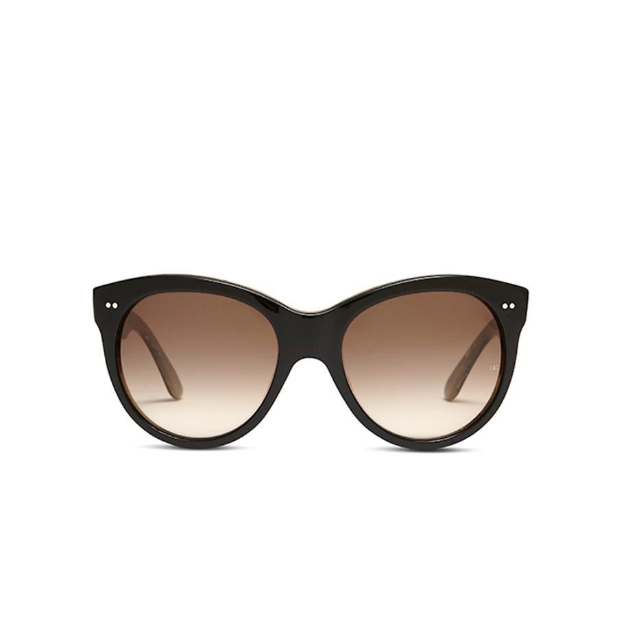 Manhattan 1960. Este par de gafas iconizó a la elegancia de la mano de Audrey Hepburn en su papel como Holly Golightly en Desayuno con diamantes (1961). (C.P.V).