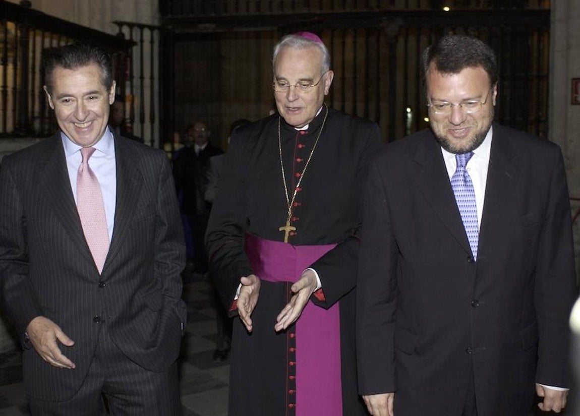 Firma de un acuerdo para restaurar la fachada de la catedral y dependencias del Palacio Arzobispal. 