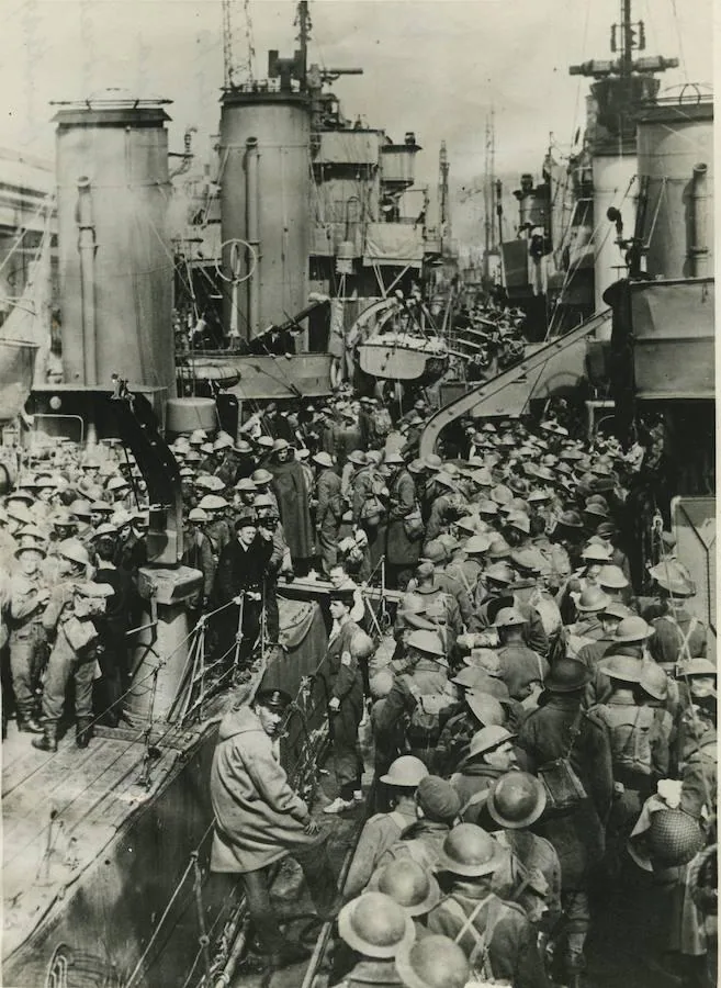 2. Miembros del Ejército expedicionario inglés tras ser rembarcados en Dunkerque. Destaca el mar de cascos sobre la cubierta del buque. Los barcos iban atestados con el objetivo de salvar al mayor número de hombres