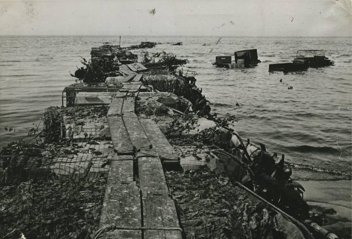 13. En la realidad, muchos de los soldados llegaron a los barcos civiles a través de un espigón artificial creado por el cuerpo de ingenieros a partir de los vehículos abandonados