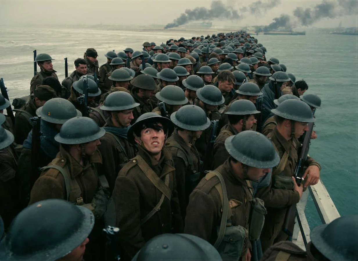 3. Esa imagen icónica de los soldados apretados con los cascos colocados la aprovecha Nolan en su filme. En lugar de colocarlos en un buque, sitúa a los expedicionarios en el espigón del puerto europeo antes de partir hacia la isla