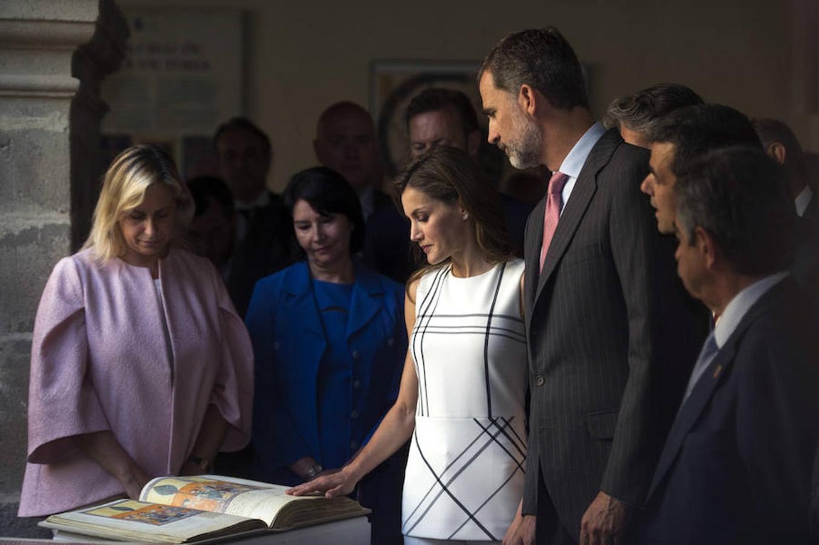 Don Felipe y doña Letizia han estado acompañados por el presidente de Cantabria, Miguel Ángel Revilla; el ministro de Fomento, Íñigo de la Serna; el delegado del Gobierno, Samuel Ruiz; y la presidenta del Parlamento, Lola Gorostiaga, entre otras autoridades, y por el guardián del monasterio, Juan Manuel Núñez. 
