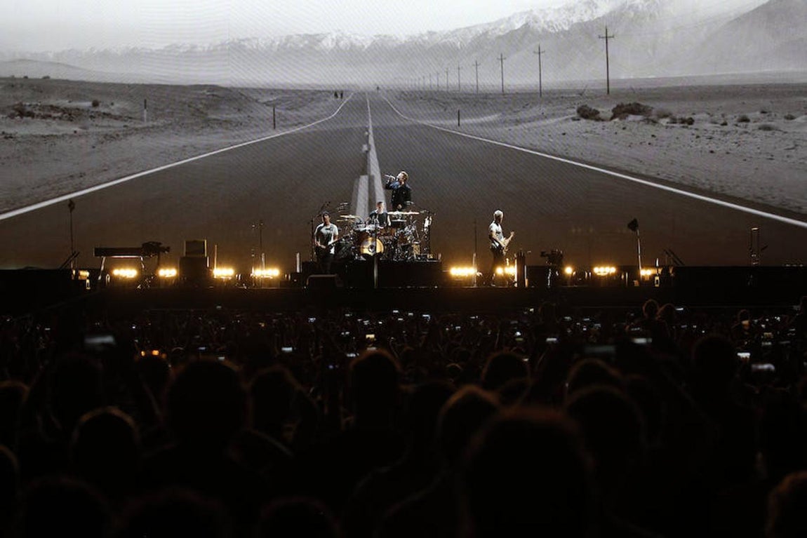 En imágenes: U2 conquista Barcelona al ritmo de su legendario «The Joshua Tree»