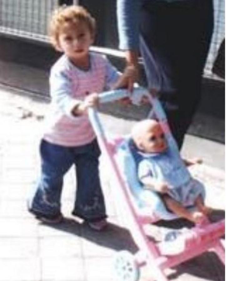 La tierna infancia de Andrea Janeiro jugando con su muñeca. 