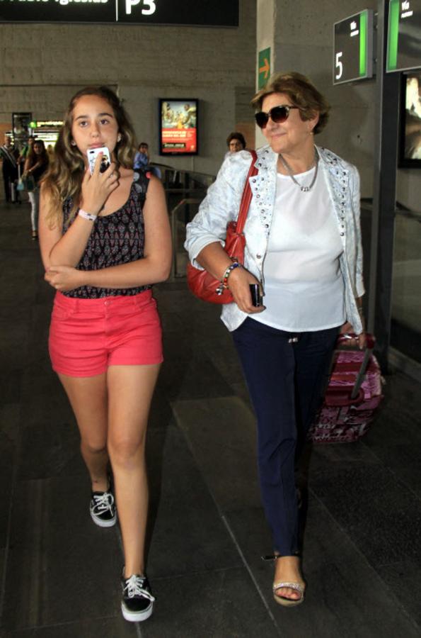 La hija del diestro en compañía de su abuela paterna,Carmen Bazán, en un viaje a Sevilla. 