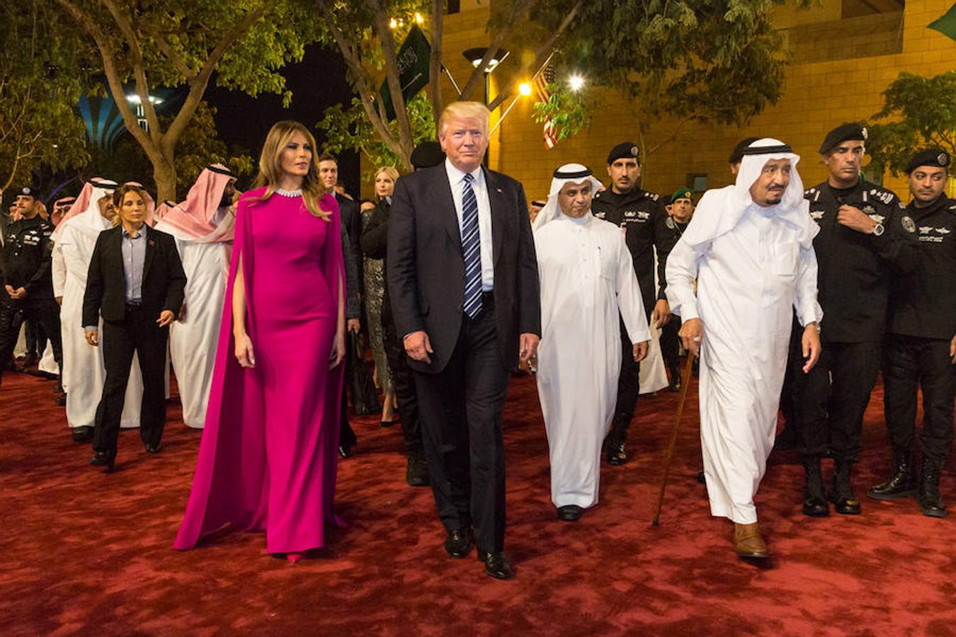 Recato en Arabia Saudí. Optó por un vestido morado largo con una capa preciosa. No llevó velo