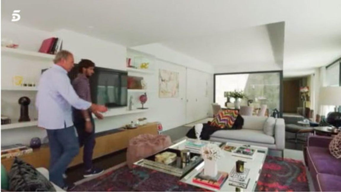 Cómoda decoración. En el salón, numerosos puffs y cojines para garantizar el descanso y la relajación