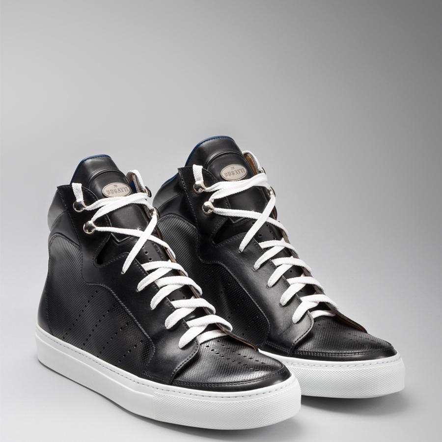 Black High Top Calf. Zapatillas tobilleras en piel de becerro negro (1.140 €).