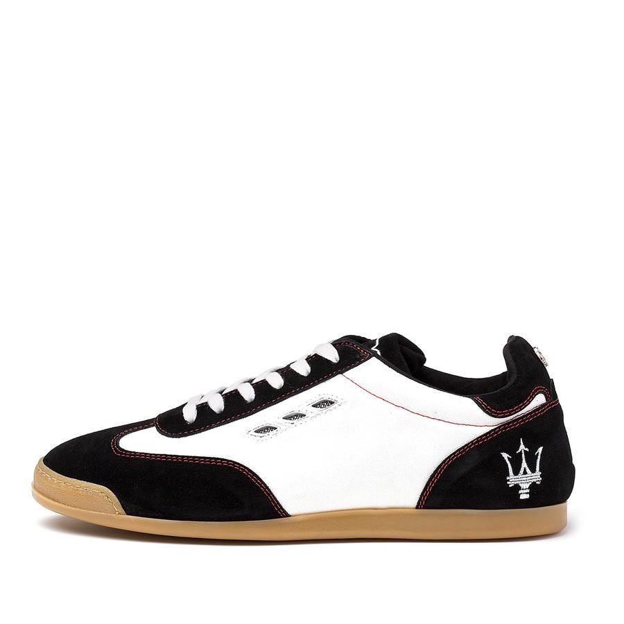 Bel-Air. El calzado elaborado en tejido blanco con aplicaciones en gamuza negra y las costuras rojas en contraste, son ideales para cualquier evento del verano. Sus detalles hacen un guiño a estos coches, Tridente cosido en los laterales y las líneas clásicas en las parrillas, aparecen bordadas en las lengüetas, (210 €).