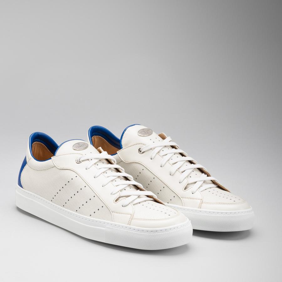 Calf Leather Sneakers. La deportiva Low Top Sneaker en un diseño perforado están hechas de cuero resistente con detalles duotone en el interior y presentan un cierre de encaje (600 €).