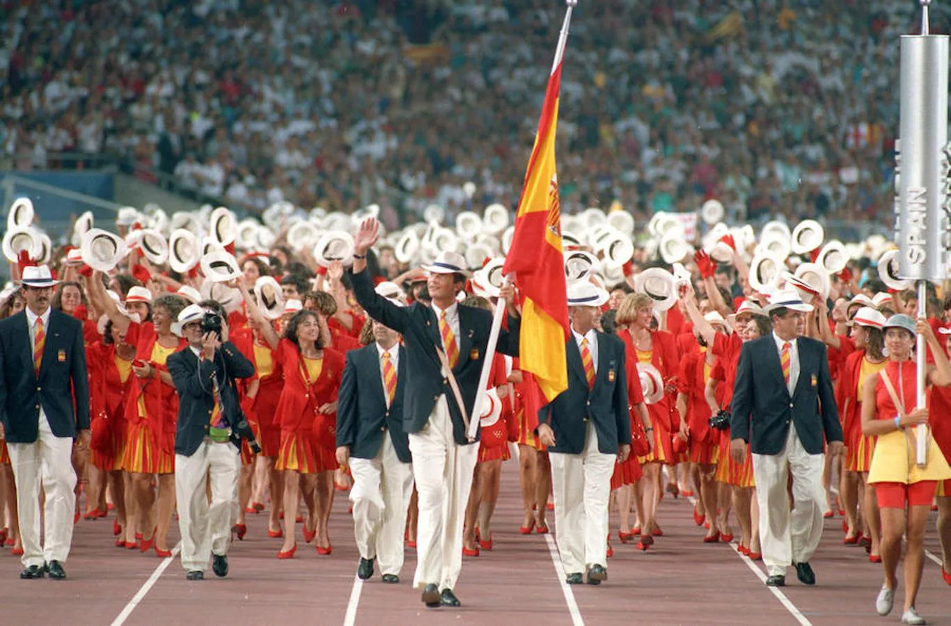El Príncipe de Asturias, abanderado del equipo olímpico español en los Juegos de Barcelona, saluda a los asistentes a la ceremonia inaugural