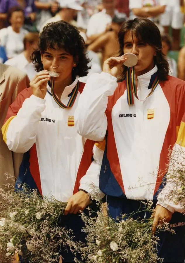 Arantxa Sánchez Vicario y Conchita Martínez, con su medalla de plata. José María Barroso