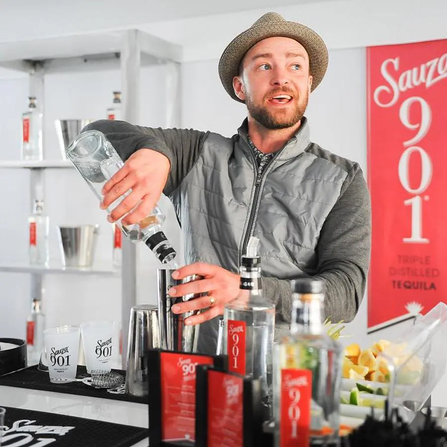 Justin Timberlake. El cantante y empresario con motivo de su amor por el tequila ha lanzado su propia marca 901, en colaboración con la destilería Sauza.