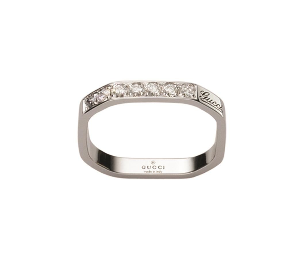 Gucci. La colección de anillos de compromiso son de diseño fresco y sumamente moderno, como este modelo en oro blanco y 0,18 quilates de diamantes talla brillante.