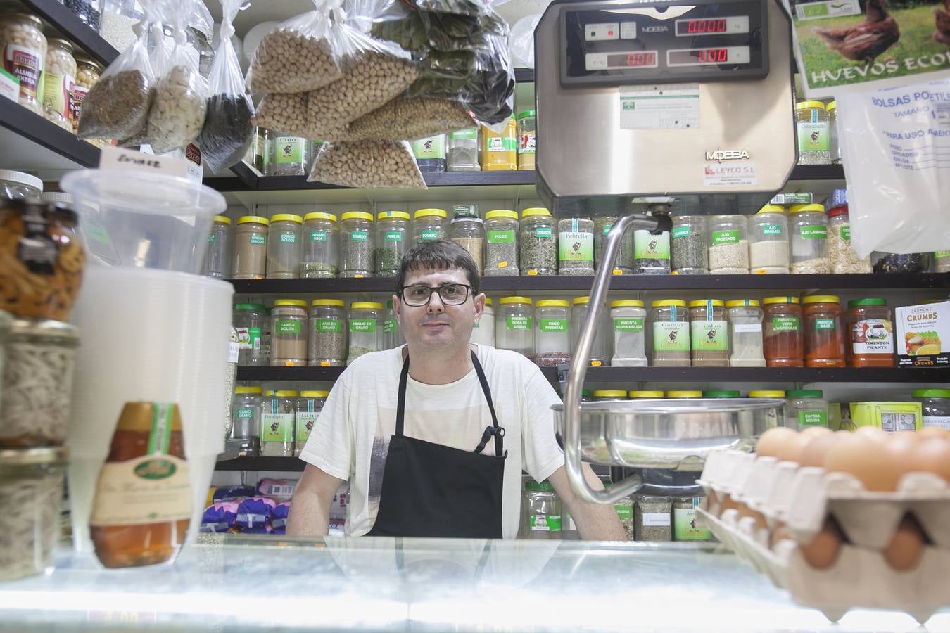 Los puestos vacíos en los mercados de abastos de Córdoba, en imágenes