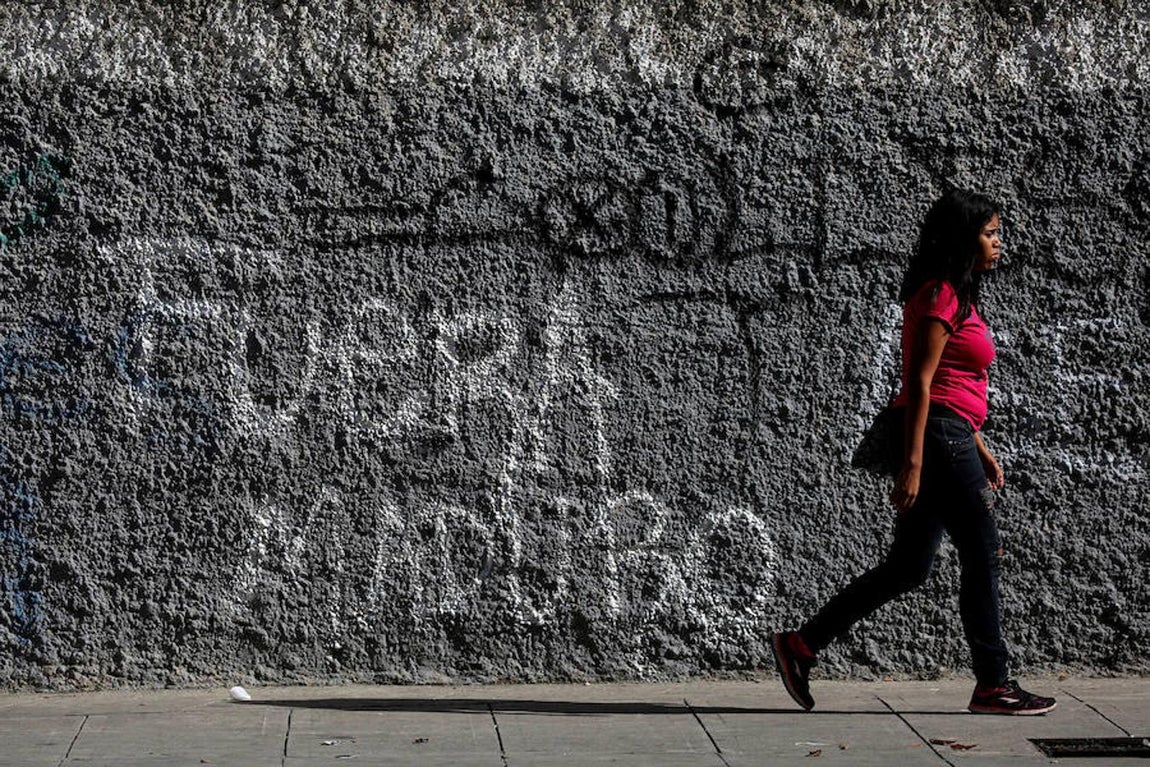 Las barricadas y bloqueos en las calles y autopistas impedían el tránsito principalmente en los municipios El Hatillo, Chacao y Sucre, gobernados por opositores, se mantienen desde aproximadamente las 07.00 del miércoles horas local. El tráfico quedó limitado a motoristas y transeúntes. Reuters
