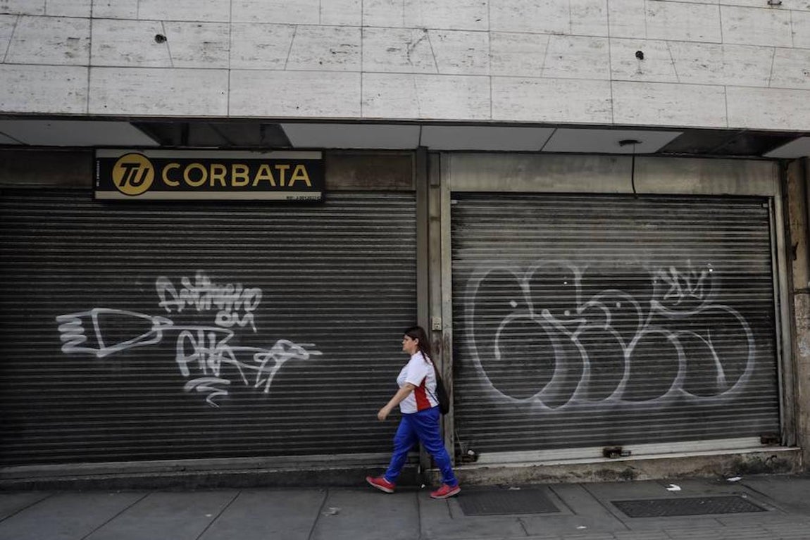 Caracas amaneció el miércoles parcialmente paralizada y con calles cerradas en varias zonas, especialmente en los principales feudos antichavistas en el este de la ciudad, mientras que el oeste marcha con relativa normalidad. Efe