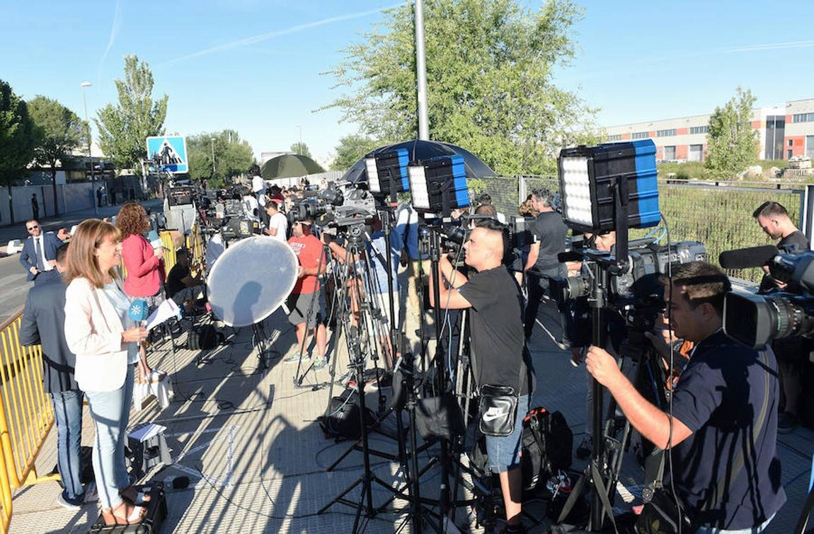 Los medios esperaban la llegada del presidente del Gobierno. 