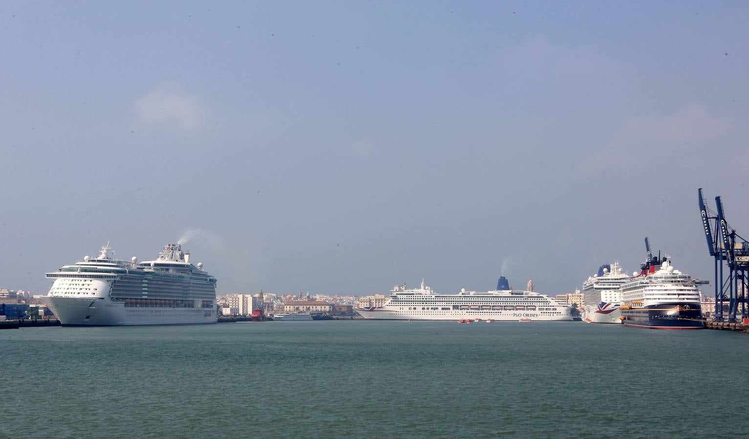 Más de 17.000 personas llegan a la ciudad en cuatro grandes cruceros