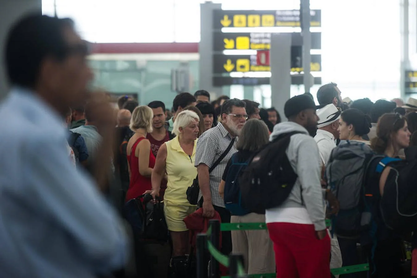También se ha colapsado el «carril rápido» del aeropuerto de El Prat, destinado a las personas que viajan con hijos o con problemas de movilidad, donde la espera ha superado la hora y media