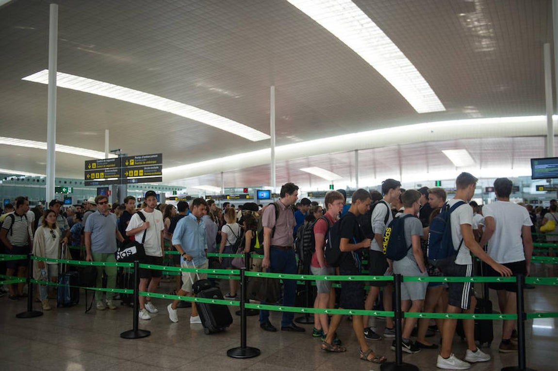 los avisos que Aena ha dispuesto para informar a los pasajeros apuntan que el origen de las colas es «un conflicto laboral» entre Eulen y su plantilla. 