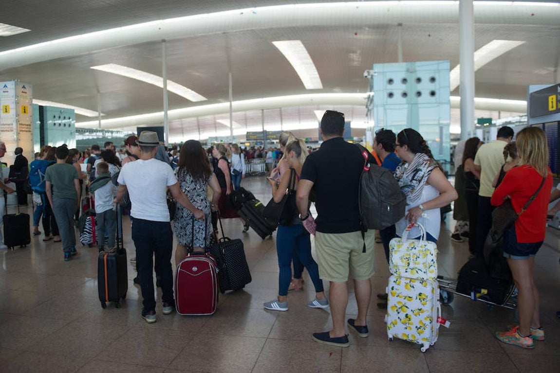 Las colas en los controles de seguridad de la terminal T1 han llegado a su pico máximo hoy a las 10.30 horas, cuando han alcanzado dos horas según los mismos trabajadores de los filtros y varios pasajeros consultados por EFE. 