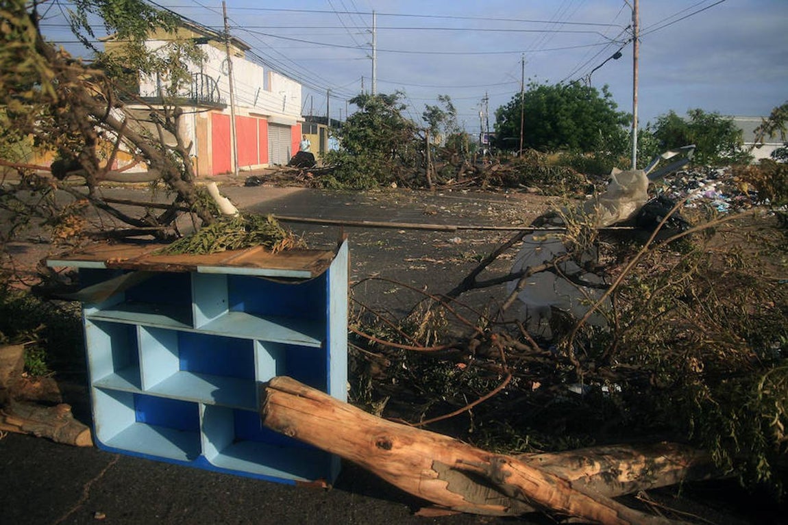 Numerosos comercios mantienen hoy sus persianas bajadas y muchas calles siguen cerradas al tráfico en Venezuela por ciudadanos que exigen la renuncia del presidente Nicolás Maduro. Efe