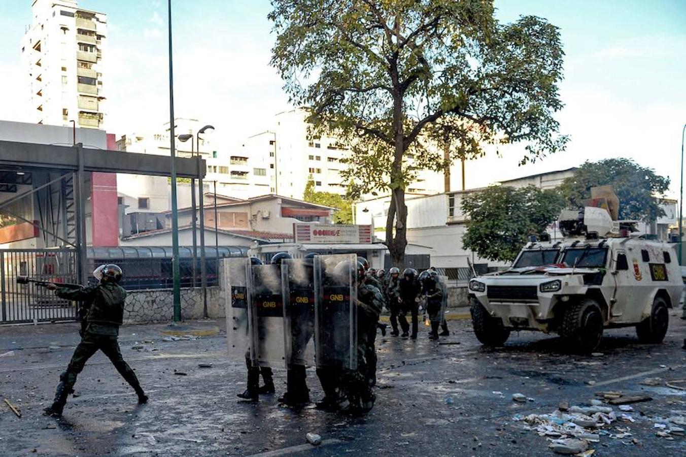 Numerosos comercios mantienen hoy sus persianas bajadas y muchas calles siguen cerradas al tráfico en Venezuela por ciudadanos que exigen la renuncia del presidente Nicolás Maduro