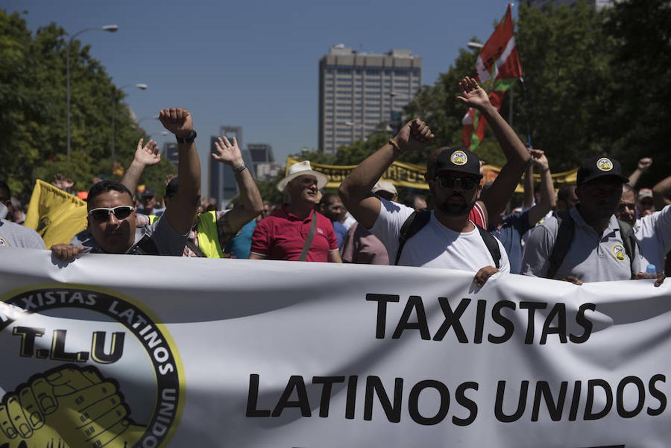 Cabecera de la la plataforma de «Taxistas Latinos Unidos» durante la manifestación en Madrid