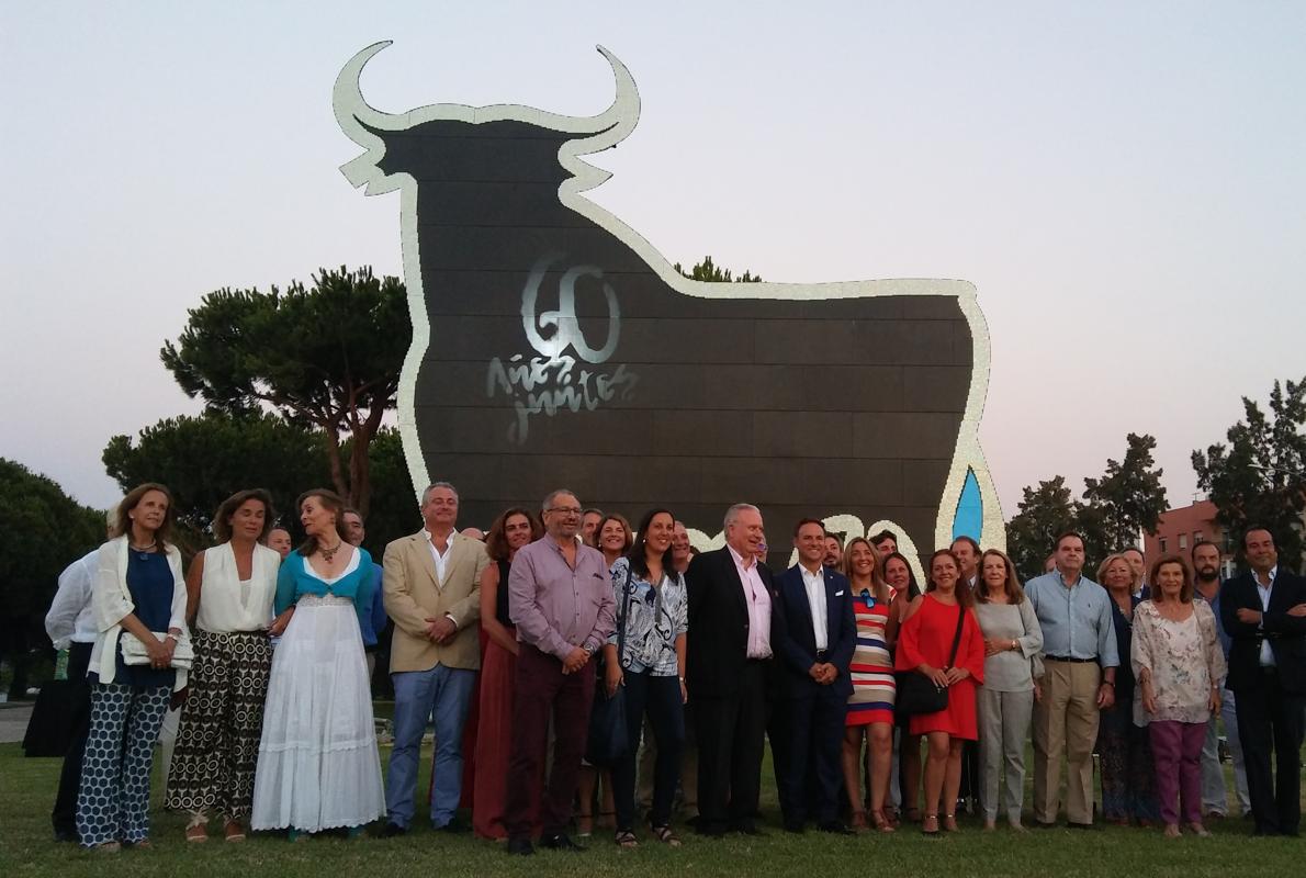 La Fundación Osborne presenta el primer toro de carretera luminiscente