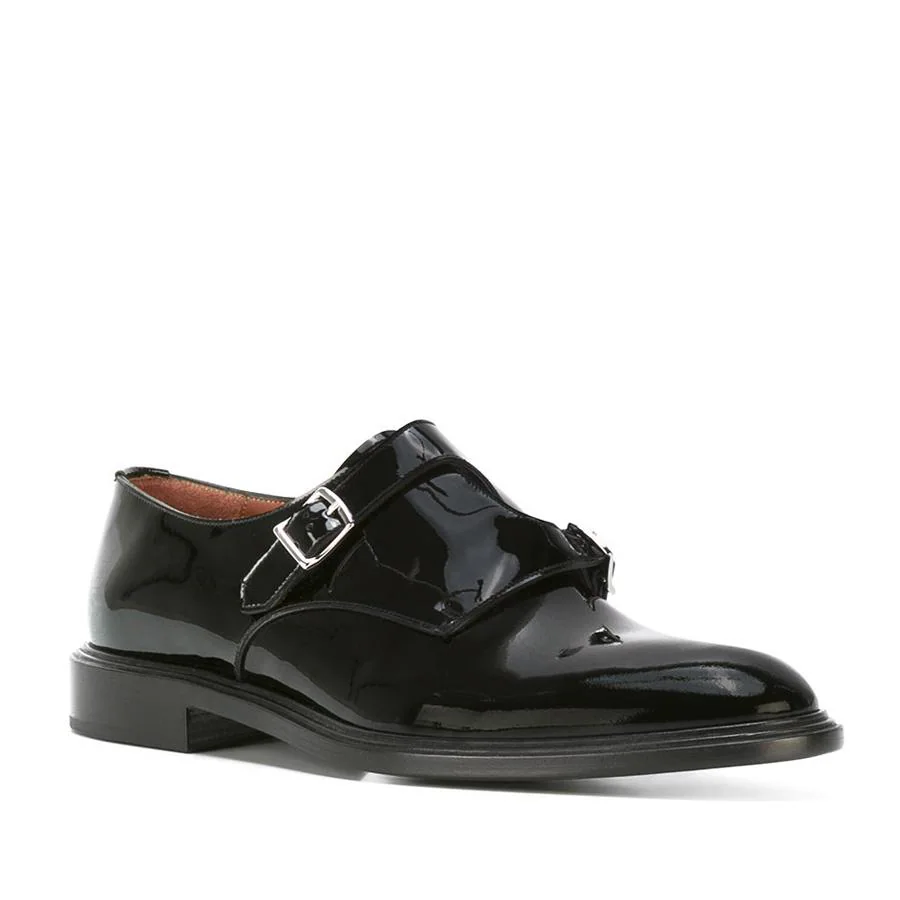 Zapatos estilo monk en charol negros de Givenchy con hebillas plateadas (788 €).