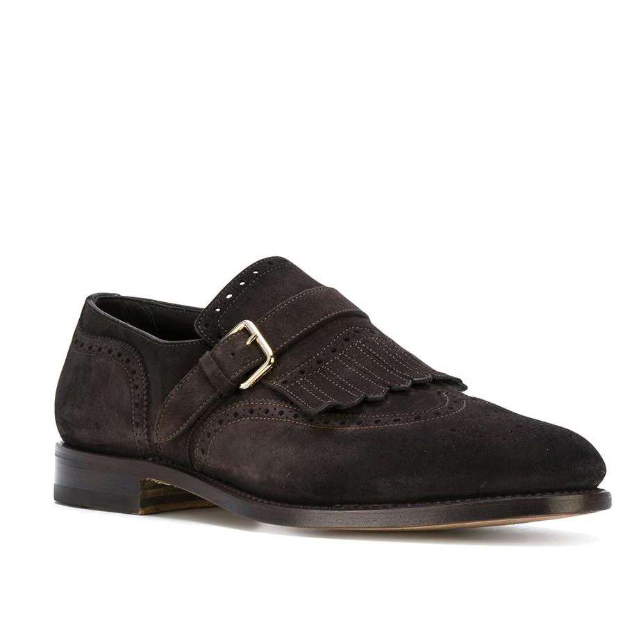 SANTONI zapatos monk con flecos en ante en color chocolate, hebilla lateral y suela de cuero (639 €).