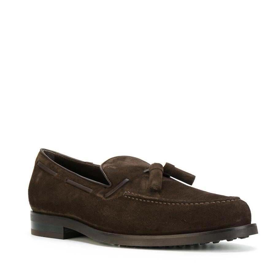 Mocasines con detalle de borlas en piel de becerro y ante de color marrón.