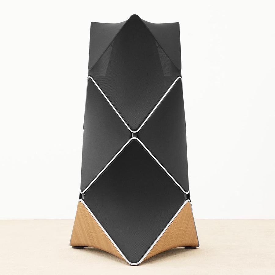 Beolab 90. Diseñado para vivir el sonido a través de la gran experiencia digital que ofrece este sistema. Este altavoz se adapta para brindar lo mejor de la acústica en cada momento de la vida, películas, en solitario y fiestas (C.P.V).