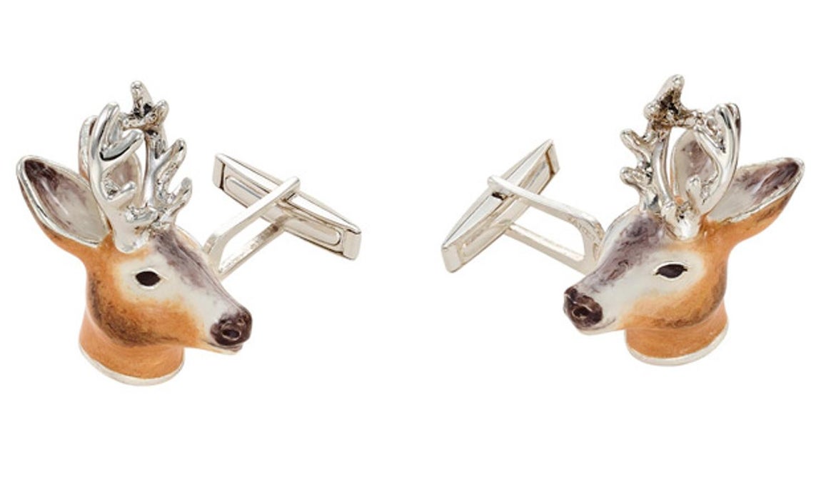 Esmaltados. La quinta generación de joyeros Yanes lanza la nueva colección de gemelos Yanes Young, una línea destinada a un público más joven, cuyas piezas están realizadas en plata. Entre los nuevos modelos se encuentran estos gemelos con cabeza de rebeco en plata y esmalte.