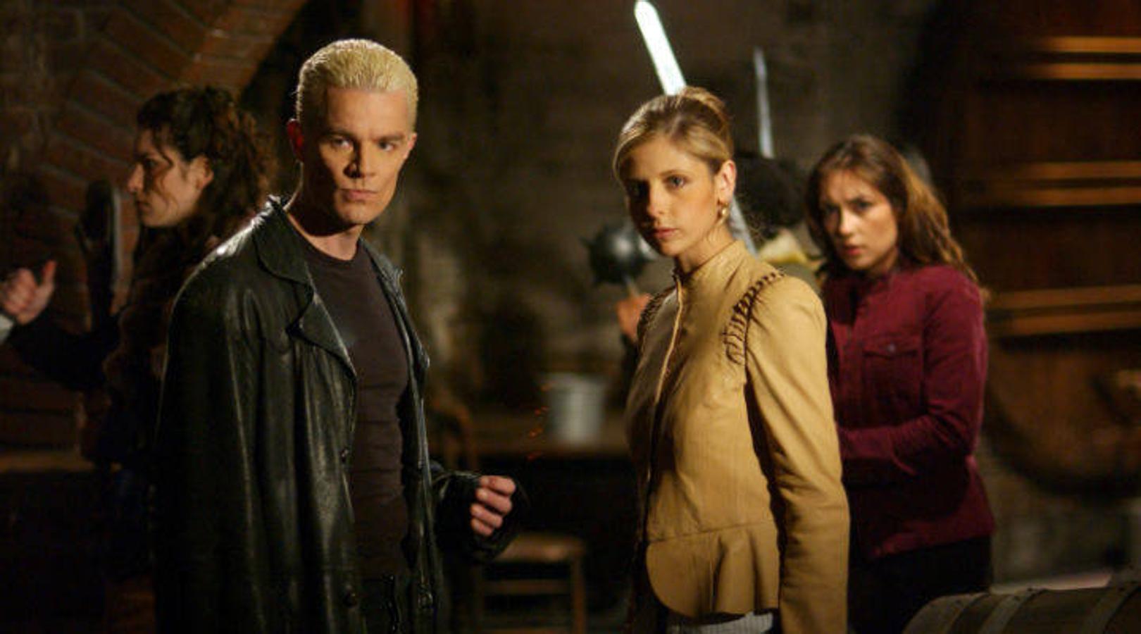 «Buffy cazavampiros». «Buffy the Vampire Slayer» es una serie de televisión estadounidense que se estrenó en 1997 y transmitida hasta el 20 de mayo de 2003. Esta serie se desarrolla a partir de los sucesos ocurridos en la película del mismo nombre de 1992, escrita y producida por Joss Whedon, quien posteriormente también la produciría para la televisión. El argumento gira en torno a Buffy, una estudiante de secundaria - posteriormente universitaria - que es escogida por el destino para ser la Cazadora y luchar contra las fuerzas del mal.