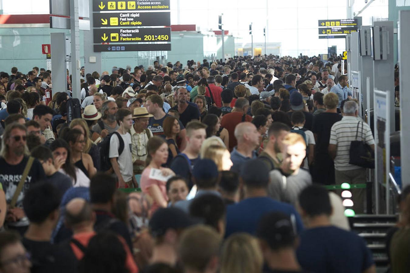 Las colas para acceder al control de seguridad del Aeropuerto de Barcelona-El Prat superan la hora de duración, debido a los paros que llevan a cabo los trabajadores de Eulen, la empresa que gestiona este servicio. 