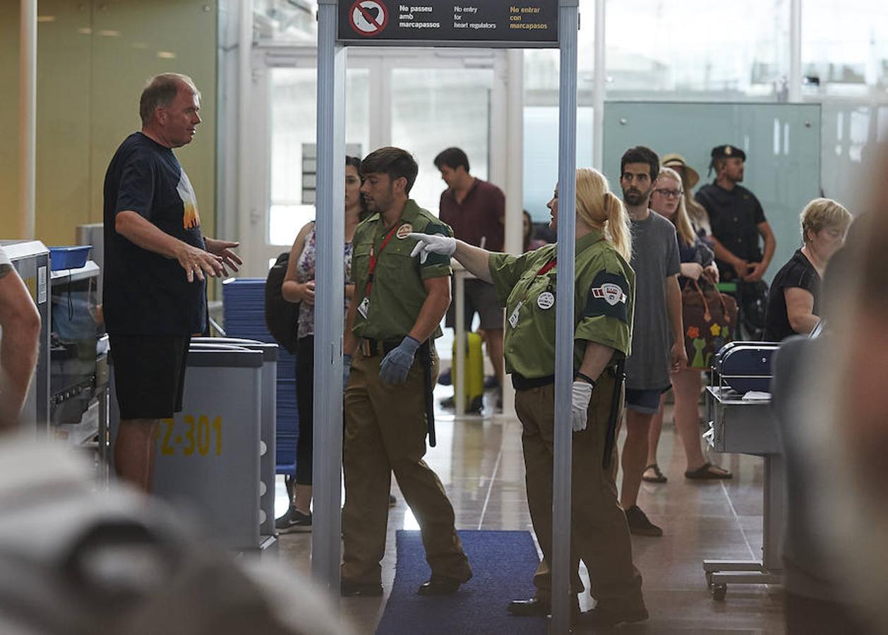 Las colas para acceder al control de seguridad del Aeropuerto de Barcelona-El Prat superan la hora de duración, debido a los paros que llevan a cabo los trabajadores de Eulen, la empresa que gestiona este servicio. 