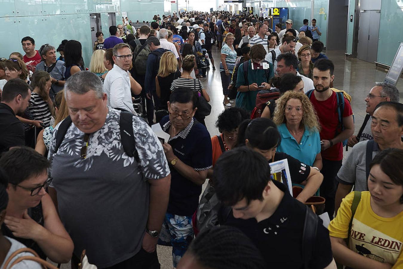 Las colas para acceder al control de seguridad del Aeropuerto de Barcelona-El Prat superan la hora de duración, debido a los paros que llevan a cabo los trabajadores de Eulen, la empresa que gestiona este servicio. 