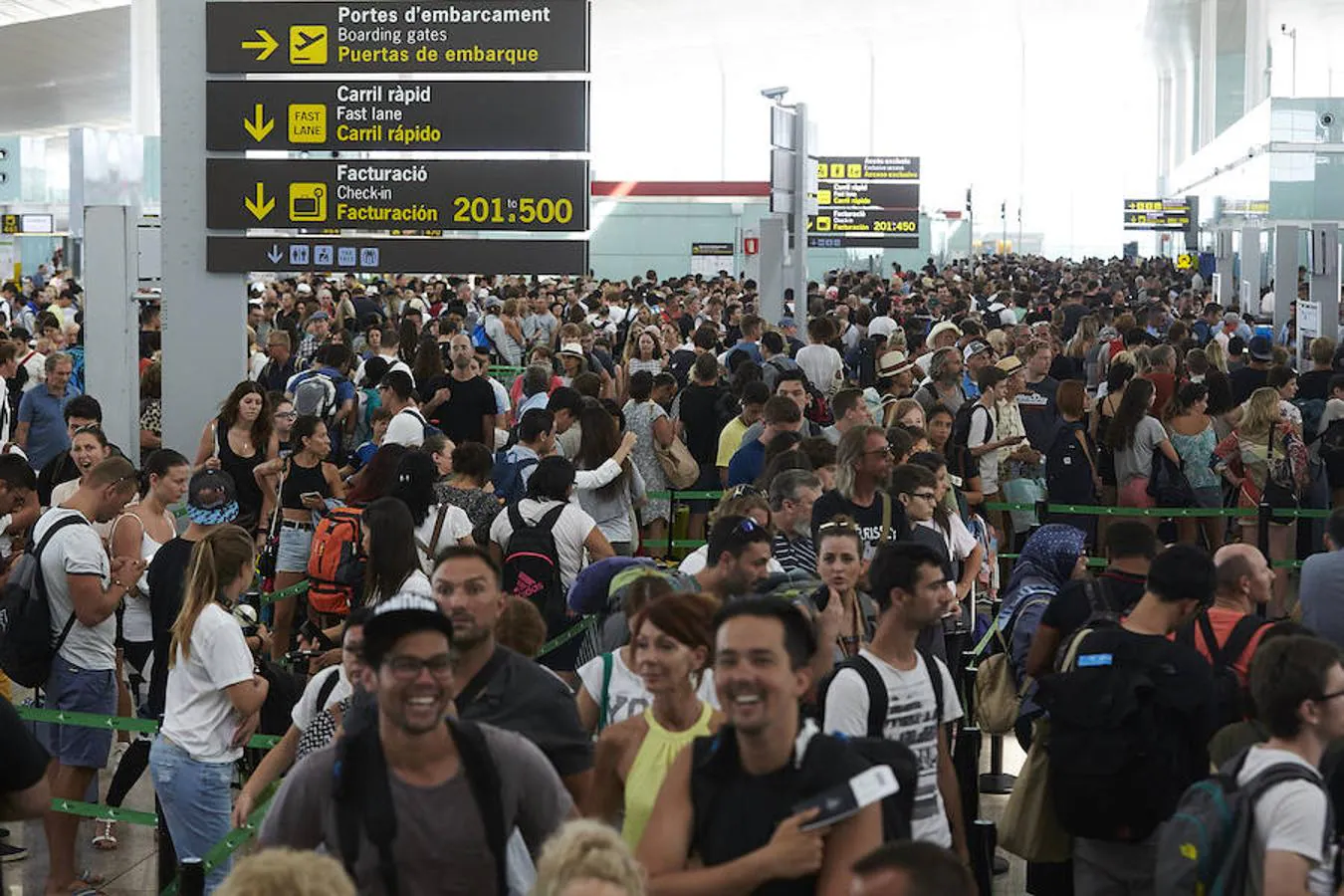 Las colas para acceder al control de seguridad del Aeropuerto de Barcelona-El Prat superan la hora de duración, debido a los paros que llevan a cabo los trabajadores de Eulen, la empresa que gestiona este servicio. 