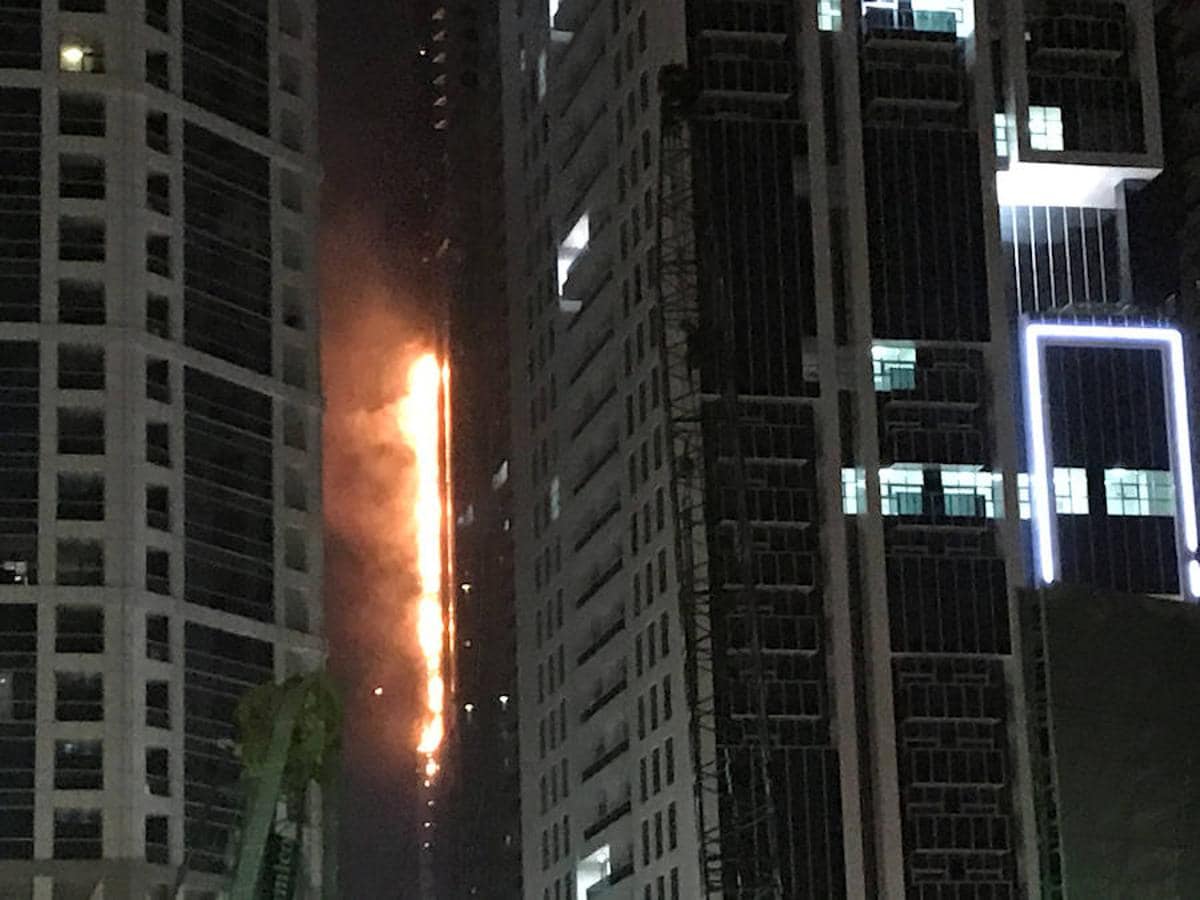 Incendio en la torre «La Antorcha» de Dubái. 