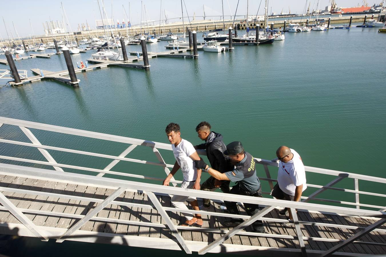 Remolcan hasta Cádiz una patera con 32 personas a bordo