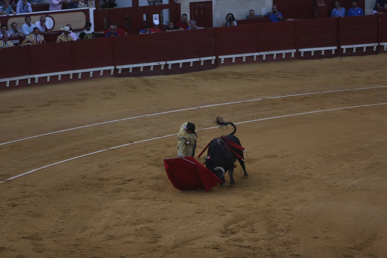 Bella actuación de Morante no refrendada con la espada en tarde de toros en El Puerto