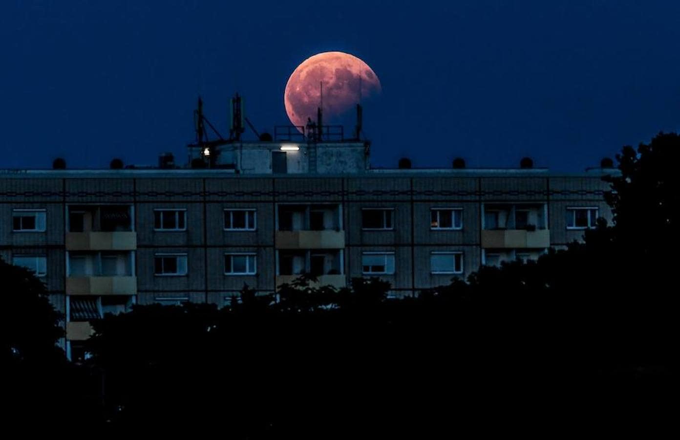 La luna sobresale de un edificio en Dresde, Alemania. 