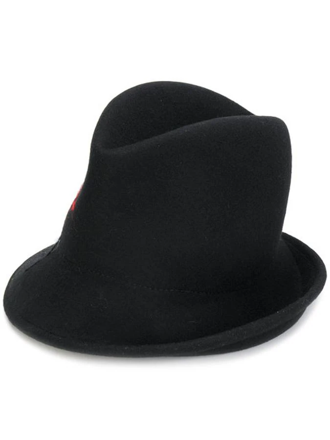 Sombrero de Isabel Benenato. Sombrero alto en color negro (Precio: 165 euros)