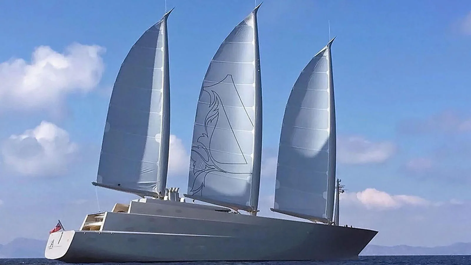 Sailing Yacht A. Un velero diseñado por el uno de los diseñadores de muebles más conocidos del mundo, el francés Philippe Stark.
